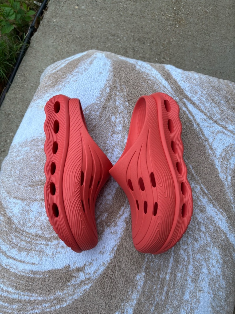 Hunter women’s or men’s Coral Red Slip-On Clog Sandals - Picture 3 of 5